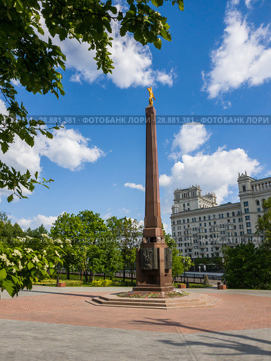 Ustyinsky Square and skyscraper on Kotelnicheskaya embankment in Moscow, Russia (2018 год). Стоковое фото, фотограф Володина Ольга / Фотобанк Лори