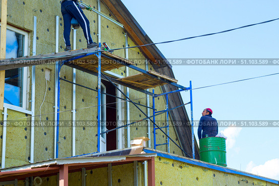 Утепление собственного дома и обшивка сайдингом. Insulation of your own house and siding. Редакционное фото, фотограф Роман Лукьянов / Фотобанк Лори