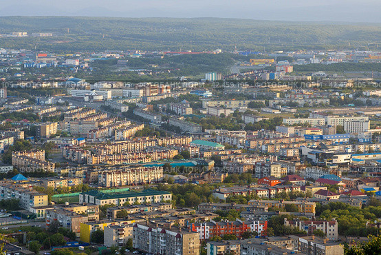 Утренний городской пейзаж. Вид сверху на здания и улицы города. Жилые городские районы на рассвете. Красивый воздушный городской пейзаж. Город Петропавловск-Камчатский, Камчатский край, Дальний Восток России. Стоковое фото, фотограф Андрей Степанов / Фотобанк Лори
