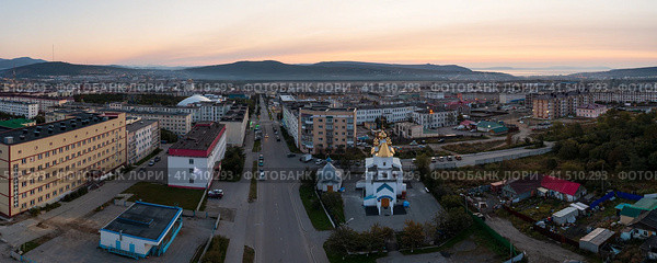 Утренняя панорамная аэрофотосъёмка города Магадана. Вид сверху на церковь, здания и улицы. Широкая панорама. Рассвет. Магаданская область, Дальний Восток России. Стоковое фото, фотограф Андрей Степанов / Фотобанк Лори