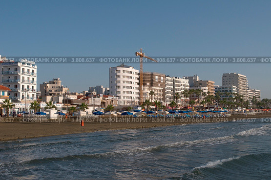 Утро на городском пляже. Ларнака, Кипр (2012 год). Редакционное фото, фотограф Виктор Карасев / Фотобанк Лори