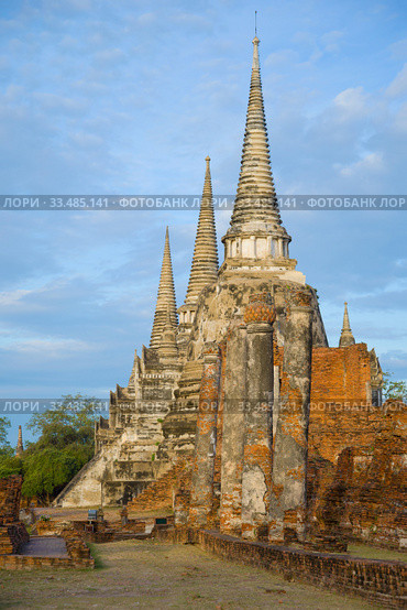 Утро на руинах древнего буддистского храма Wat Phra Si Sanphet. Аютхая, Таиланд (2017 год). Стоковое фото, фотограф Виктор Карасев / Фотобанк Лори
