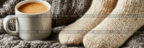 Уютная датская хюгге-квартира с теплыми вязаными носками и кофе на шерстяном одеяле. Стоковое AI-изображение, AI-художник ФотоИнтеллект / Фотобанк Лори