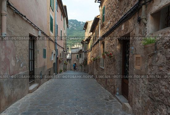 Узакя улица в горном селении Valldemossa, Майорка, Испания (2011 год). Стоковое фото, фотограф Юлия Белоусова / Фотобанк Лори
