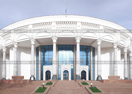 Узбекский национальный Академический Театр Драмы на проспекте Навои в Ташкенте, Узбекистан (2023 год). Стоковое фото, фотограф Александр Кузнецов / Фотобанк Лори