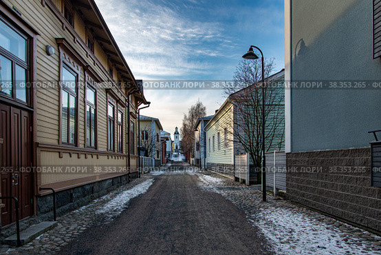 Узенькая улица финского городка (2020 год). Стоковое фото, фотограф Свитич Олег / Фотобанк Лори