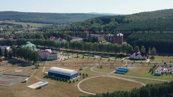 Южный Урал, бальнеологический санаторий Красноусольск летом: жилые и лечебные корпуса. Вид с воздуха. South Urals, Krasnousolsk Health Resort: territory of sanatorium, residential and medical buildings. Aerial view. (2022 год). Стоковое видео, видеограф Евгений Романов / Фотобанк Лори
