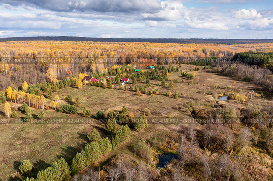 Южный Урал, Башкирия, экопоселение Красная Поляна. Вид с воздуха. Southern Urals, Bashkiria, Krasnaya Polyana ecovillage. Aerial view. (2023 год). Стоковое фото, фотограф Евгений Романов / Фотобанк Лори