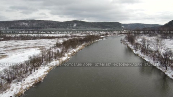 Южный Урал, Башкирия, река Юрюзань осенью. Вид с воздуха. The Southern Urals, Bashkiria, Yuryuzan river in autumn. Aerial view. Стоковое видео, видеограф Евгений Романов / Фотобанк Лори