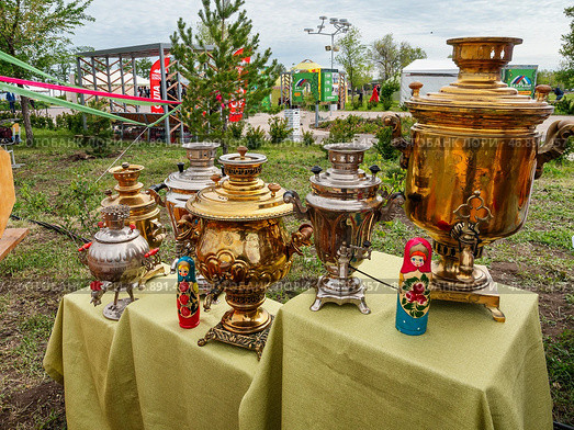 Южный Урал, экспозиция старинных самоваров на выставке. Southern Urals, an exhibition of antique samovars. Стоковое фото, фотограф Евгений Романов / Фотобанк Лори