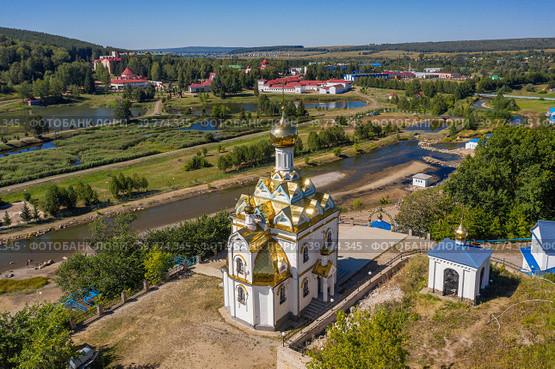 Южный Урал, курорт Красноусольск: храм Табынской иконы Божией Матери на Святых Ключах. Вид с воздуха. Southern Urals, Krasnousolsk Resort: Church of the Tabyn icon of the mother of God. Aerial view. (2022 год). Редакционное фото, фотограф Евгений Романов / Фотобанк Лори
