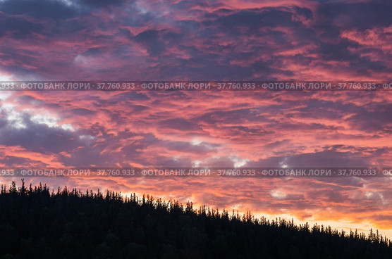 Южный Урал, Уральские горы. Закатное небо, багровый закат. Southern Urals, Ural Mountains. Sunset sky, crimson sunset. Стоковое фото, фотограф Евгений Романов / Фотобанк Лори