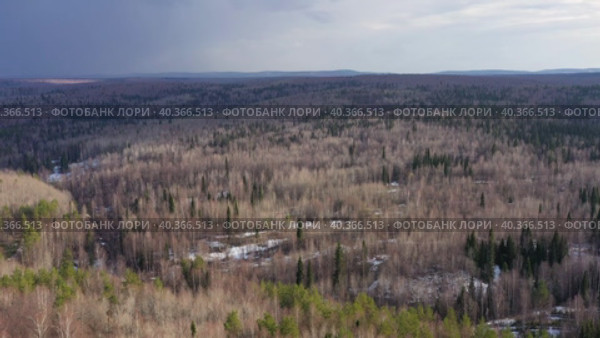 Южный Урал весной, вид на горную тайгу с воздуха. Southern Urals in spring, a view of the mountain taiga from the air. Стоковое видео, видеограф Евгений Романов / Фотобанк Лори