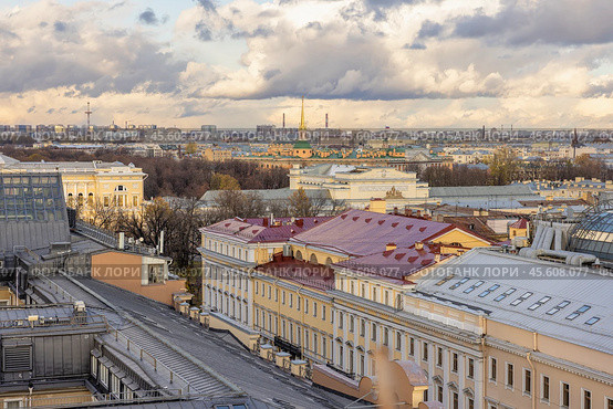 Узнаваемые Петербургские крыши под осенним небом. Редакционное фото, фотограф Юрий Шурчков / Фотобанк Лори