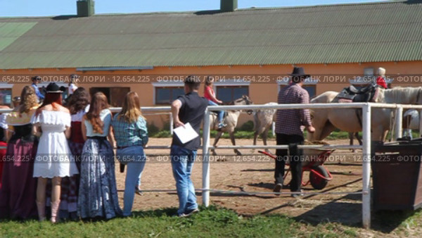 В конном клубе "Аванпост" в Можайске (2015 год). Редакционное видео, видеограф Сергей Соболев / Фотобанк Лори