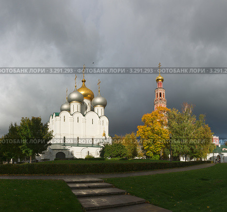 В Новодевичьем монастыре осенью. После грозы (2011 год). Стоковое фото, фотограф Павел Широков / Фотобанк Лори