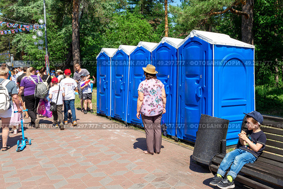 В парке культуры и отдыха расположены биотуалеты. Это экологически чистые туалеты. Редакционное фото, фотограф Александр Бушков / Фотобанк Лори