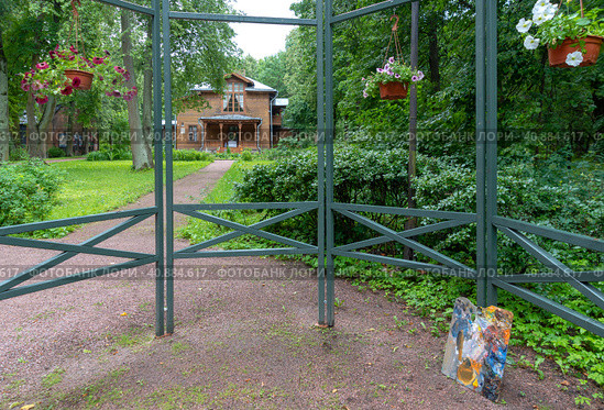 В саду дома-музея П.П. Чистякова в городе Пушкине. Санкт-Петербург (2023 год). Редакционное фото, фотограф Румянцева Наталия / Фотобанк Лори