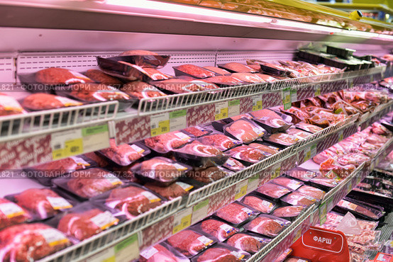 Vacuum-packed fresh meat in a supermarket for sale (2015 год). Редакционное фото, фотограф Анна Кривицкая / Фотобанк Лори