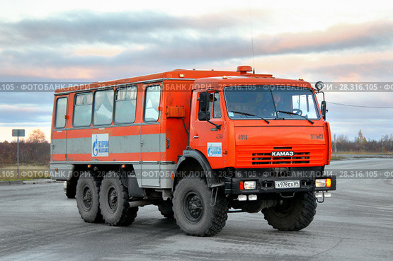 Вахтовый автобус НефАЗ-4208 (2012 год). Редакционное фото, фотограф Art Konovalov / Фотобанк Лори