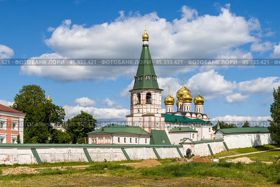 Валдайский Иверский монастырь, Валдай, Новгородская область, Россия. Вид на монастырскую стену, колокольню и золотые купола собора Иверской иконы Божией Матери. Паломничество, путешествия и туризм в России. (2023 год). Стоковое фото, фотограф Андрей Степанов / Фотобанк Лори