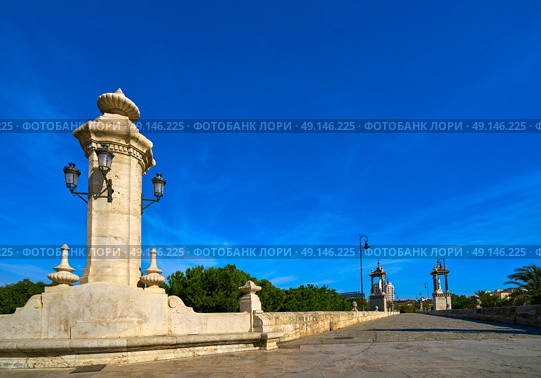 Valencia Puente pont del Mar bridge column in Spain. Стоковое фото, агентство Ingram Publishing / Фотобанк Лори