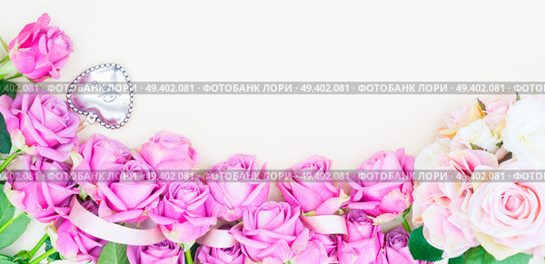 Valentines day pink and violet roses with ribbon top view flat lay border with heart and copy space. Valentines day violet roses. Стоковое фото, агентство Ingram Publishing / Фотобанк Лори