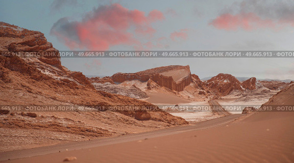 Valle de la Luna (Moon Valley) close to San Pedro de Atacama, Chile. Стоковое фото, агентство Ingram Publishing / Фотобанк Лори