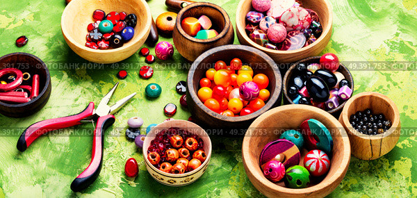 Variety of shapes and colors beads to make a bead necklace.Jewelry making and beading. Colorful beads in wooden bowls. Стоковое фото, агентство Ingram Publishing / Фотобанк Лори