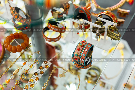 Various adornments on showcase in bijouterie shop. Стоковое фото, фотограф Яков Филимонов / Фотобанк Лори