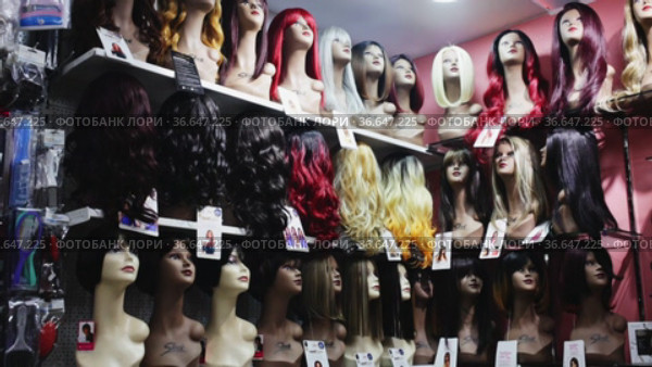 Various natural hair wigs for sale on mannequins on shelves of specialized store (2020 год). Редакционное видео, видеограф Яков Филимонов / Фотобанк Лори