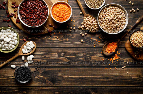 Various types of legumes, beans, lentils, chickpeas and peas, top view. Стоковое фото, агентство Ingram Publishing / Фотобанк Лори