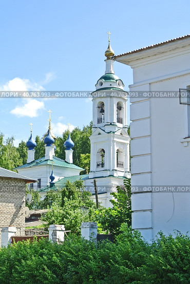 Варваринская церковь (церковь Варвары Великомученицы), стоит на возвышенной части берега, невдалеке от горы Левитана, и рассчитана на хороший обзор с Волги. Плес, Золотое кольцо России (2021 год). Стоковое фото, фотограф Сергей Елизарьев / Фотобанк Лори
