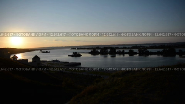 Вечер на реке  Волге. Пристань, закат. Город Болгар, Татария, Россия (2015 год). Стоковое видео, видеограф Mikhail Erguine / Фотобанк Лори