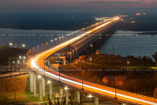 Вечерний вид на Хабаровский мост через реку Амур (2022 год). Редакционное фото, фотограф Сергей Крамарев / Фотобанк Лори