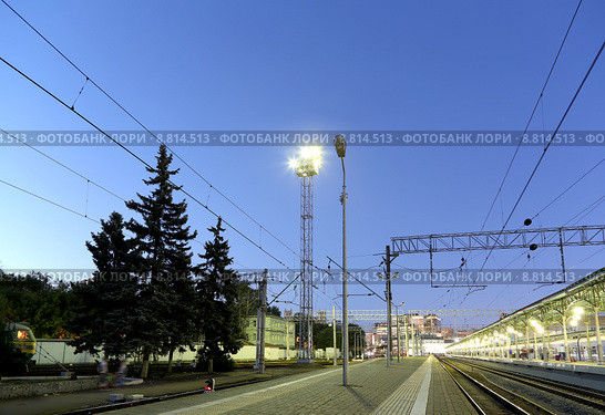 Вечерний вид на платформы Белорусского вокзала, Москва (2015 год). Стоковое фото, фотограф Владимир Журавлев / Фотобанк Лори