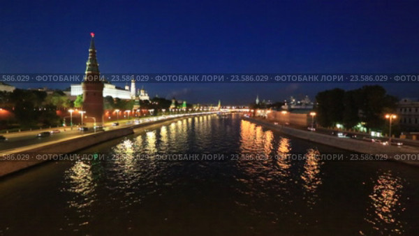 Вечерняя Москва. Вид на Московский Кремль и река с отражением огней (2016 год). Стоковое видео, видеограф Яна Королёва / Фотобанк Лори