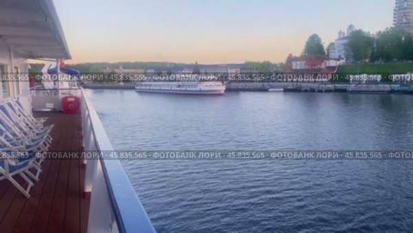 Вечерняя панорама причала в Кинешме с борта проходящего судна (2024 год). Стоковое видео, видеограф Владимир Шипикин / Фотобанк Лори