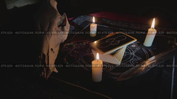 Ведьмин стол с черепом кабана , картами таро, горящими свечами и ритуальным кинжалом в темноте. Стоковое видео, видеограф Кирилл Малюшкин / Фотобанк Лори