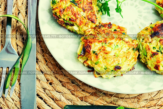Vegan cutlets from zucchini, oatmeal and greens. Healthy food, vegetable cutlet. Vegan zucchini cutlets or fritter. Стоковое фото, агентство Ingram Publishing / Фотобанк Лори