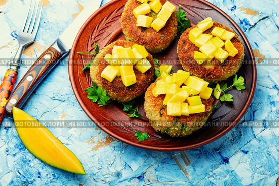 Vegan food, quinoa cutlet garnished with mango. Baked vegetarian burger. Vegan quinoa cutlets. Стоковое фото, агентство Ingram Publishing / Фотобанк Лори
