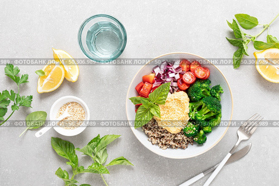 Vegetarian Buddha bowl with quinoa, vegetables and hummus, healthy food concept. Стоковое фото, агентство Ingram Publishing / Фотобанк Лори
