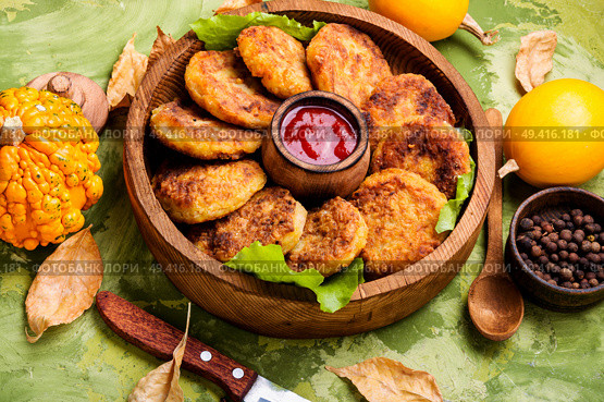 Vegetarian cutlets from autumn pumpkin. Autumn food.Diet concept.. Diet vegetable pumpkin cutlet. Стоковое фото, агентство Ingram Publishing / Фотобанк Лори