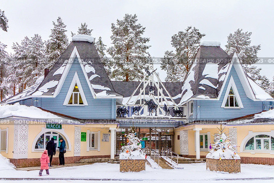 Великий Устюг. Вход в зоопарк на территории Резиденции Деда Мороза. Veliky Ustyug, Russia - March 1, 2024: Zoo in Votchina or home estate of russian Santa Ded Moroz Grandfather Frost in Veliky Ustyug, Vologda region. Редакционное фото, фотограф Елена Серебрякова / Фотобанк Лори