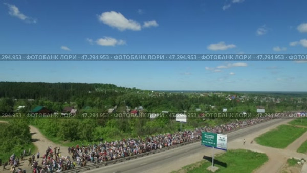 Velikoretsky procession on June 3 and 8 2019 pilgrims carry the icon of Saint Nicholas aerial photography (2020 год). Стоковое видео, видеограф Алексей Сергеев / Фотобанк Лори