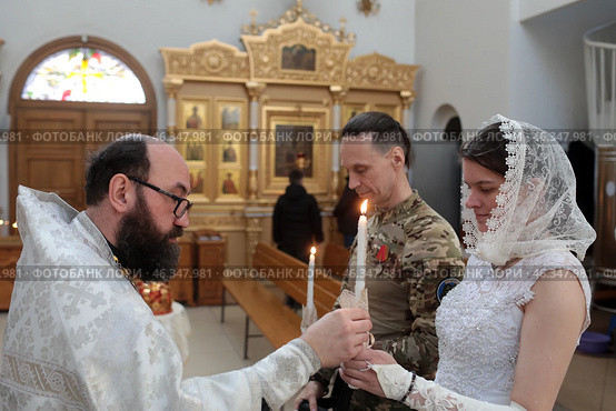 Венчание военного пришедшего из зоны СВО Юрия Горенкова и Светланы. Редакционное фото, фотограф Дмитрий Неумоин / Фотобанк Лори