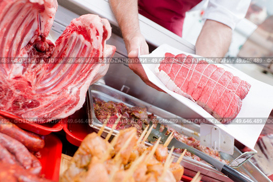 vendor holding a piece of meat. Стоковое фото, агентство Ingram Publishing / Фотобанк Лори