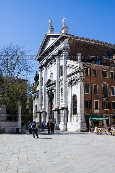 VENICE, ITALY - MARCH 28,2015: Tourists near Santa Maria della Pieta. Редакционное фото, фотограф Papoyan Irina / Фотобанк Лори