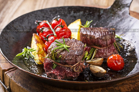 venison medallions. Стоковое фото, агентство Ingram Publishing / Фотобанк Лори