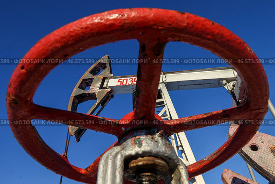Вентиль кустовой насосной станции и нефтяной станок-качалка. Стоковое фото, фотограф Егор Алеев / ТАСС / Фотобанк Лори